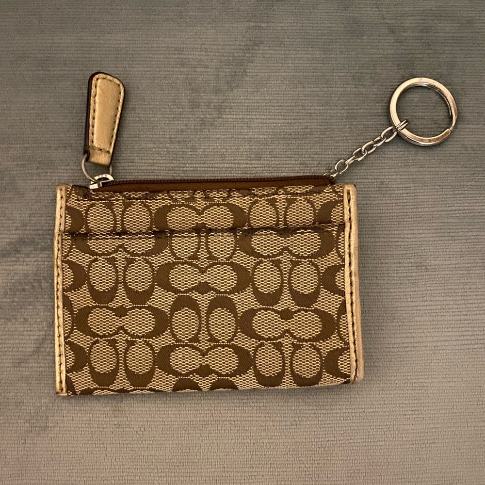 EUC Coach card/coin wallet key ring no callouts 4”Lx 3”W pink lining